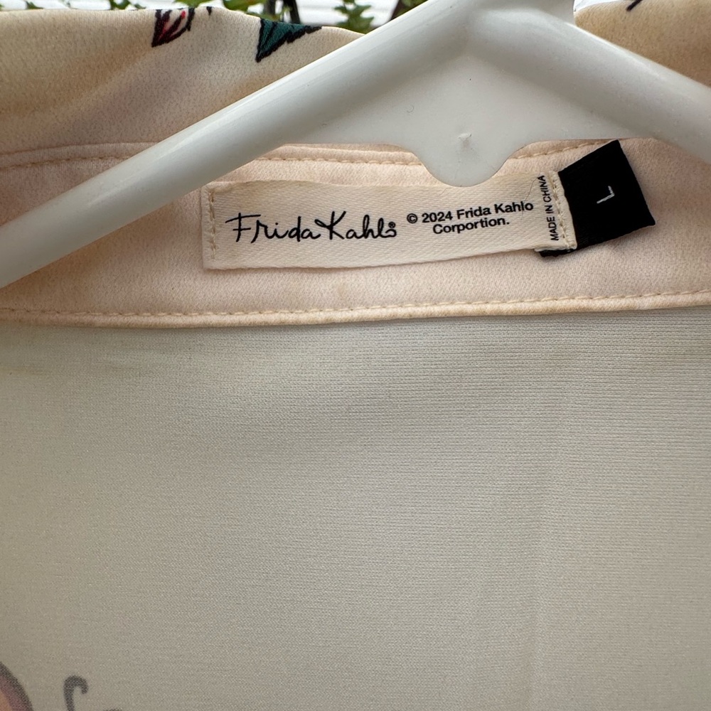 🎨 Frida Kahlo Silk Button-Up Shirt – Women’s Large 🎨 - Picture 4 of 8